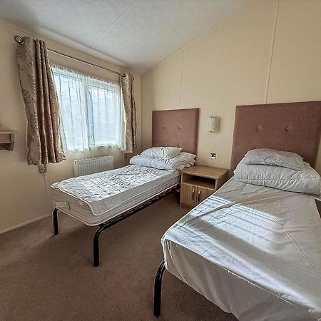 Luxury Lodge At Suffolk Sands Holiday Park Ref 45009Mv フェリックストウ エクステリア 写真