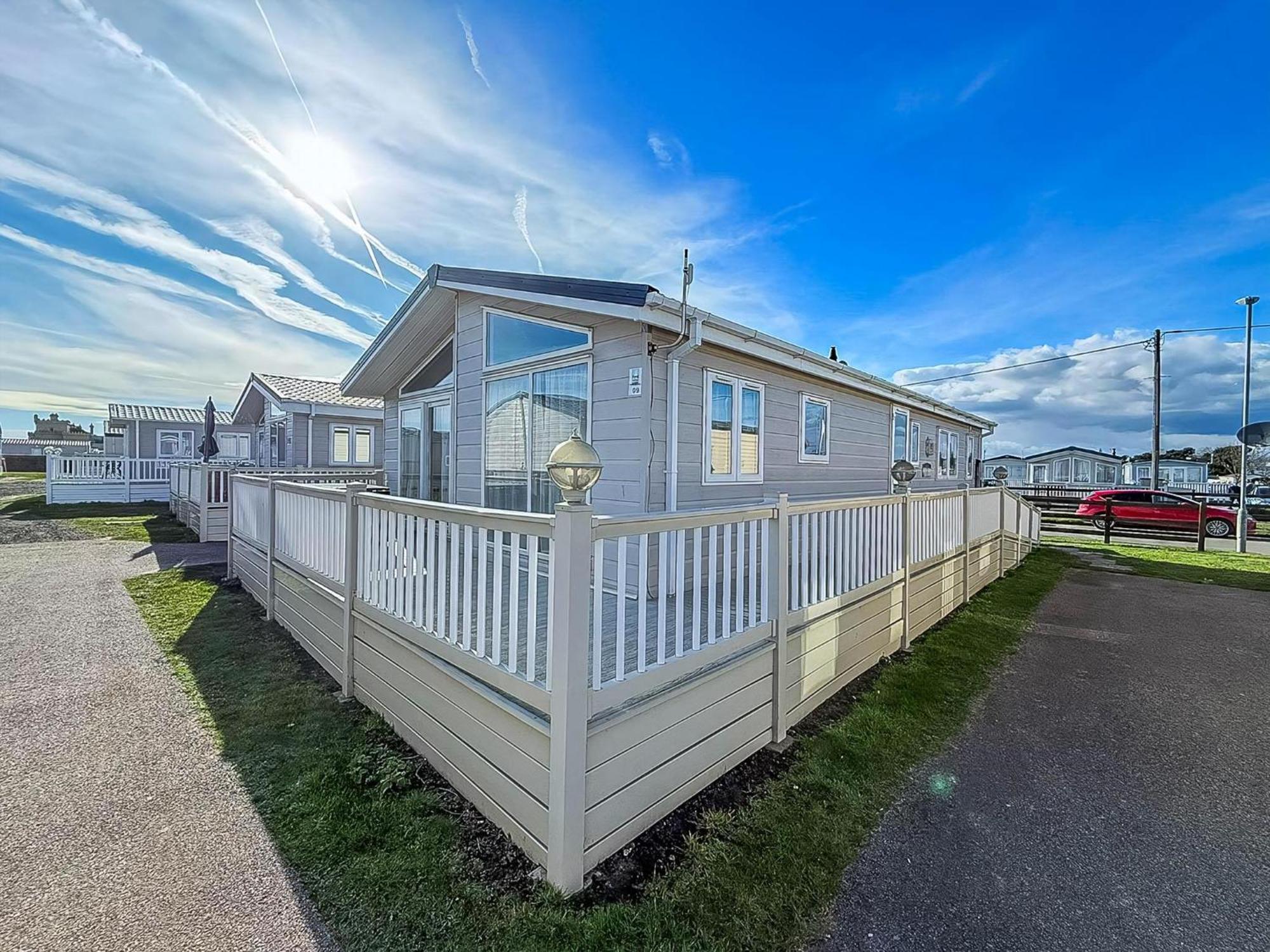 Luxury Lodge At Suffolk Sands Holiday Park Ref 45009Mv フェリックストウ エクステリア 写真